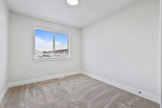 Building Photo - Awesome end unit 3 Bed 2.5 Bath townhome i...