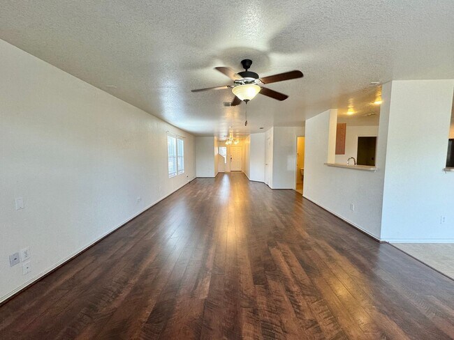 Building Photo - *COMING SOON* MOVE IN SPECIAL Beautifully Designed Two-Story Home with Loft and Garden Tub!