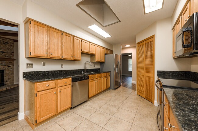 Building Photo - 1523 Poplar Dr