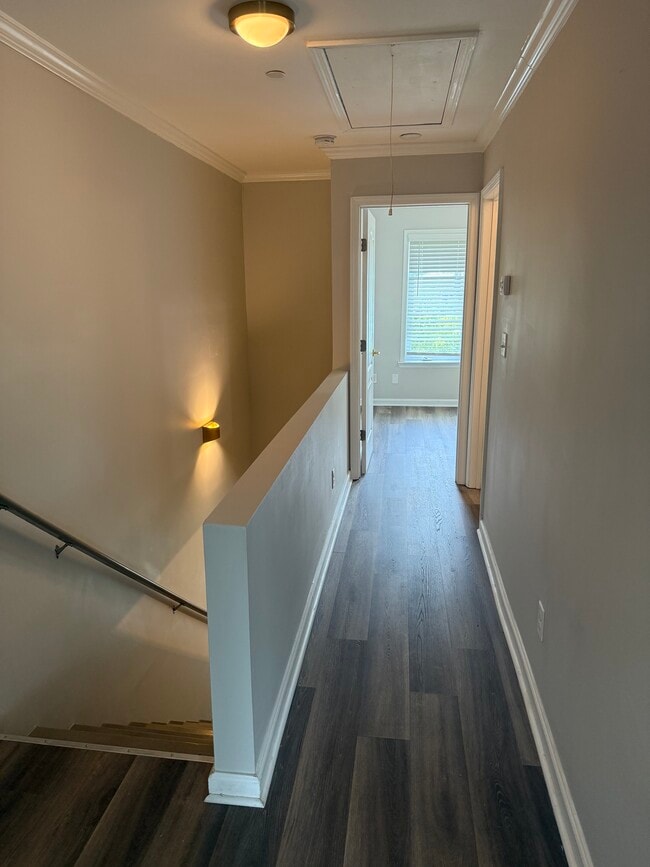 Building Photo - 102 Pine St