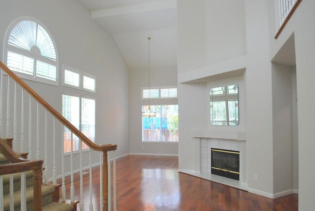 Building Photo - Updated Detached Home in Gated Fleur Du Mo...