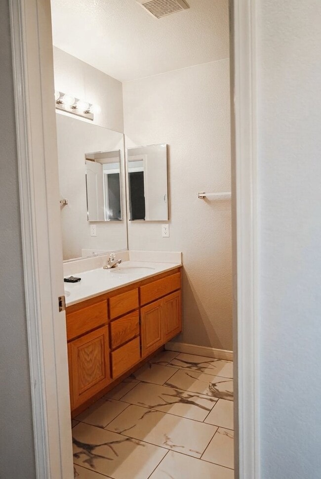 Building Photo - 42336 Camden Way