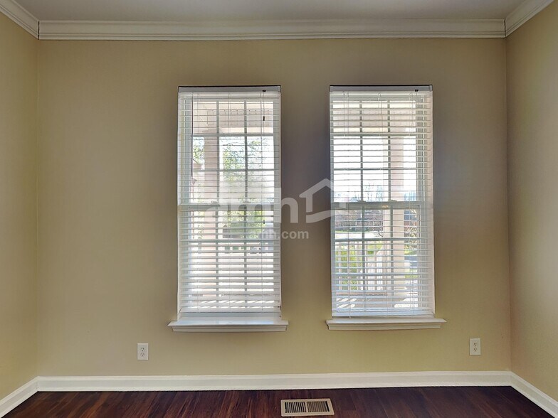 Building Photo - 1213 Travelers Pl