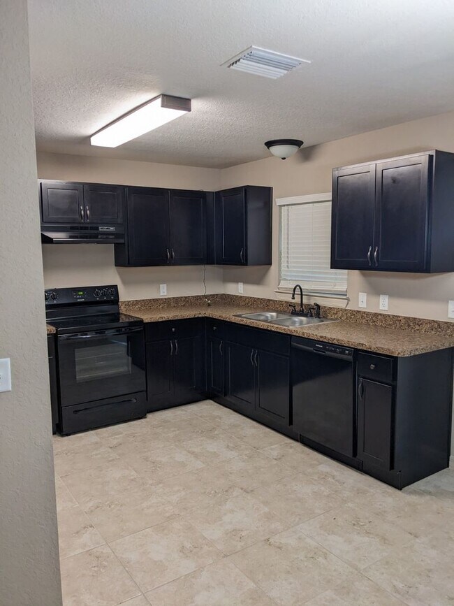 Building Photo - 2870 SE 140th Pl