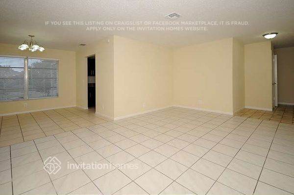 Building Photo - 1132 Essex Dr
