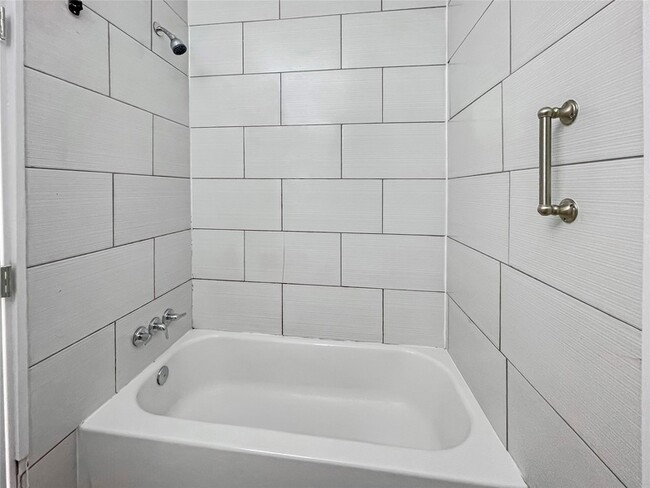 Building Photo - 11914 Kingslake Forest Dr