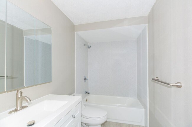 Building Photo - ? Spacious 2-Bedroom Condo at Fairway Manor – Incredible Value Near Waikiki! ?