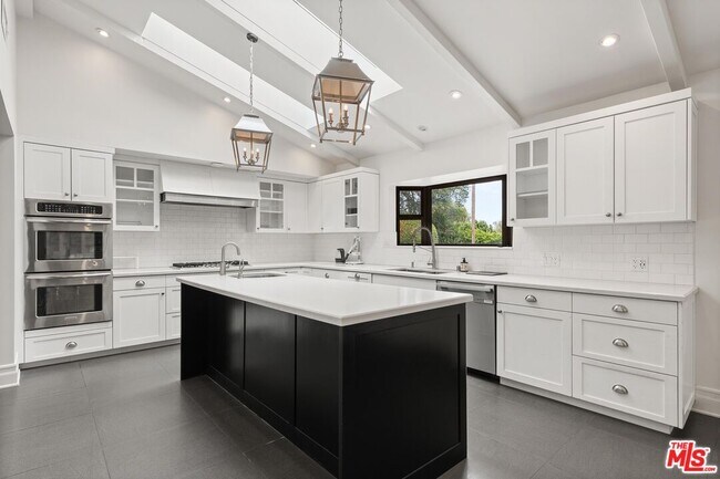 Building Photo - 4145 Sunswept Dr
