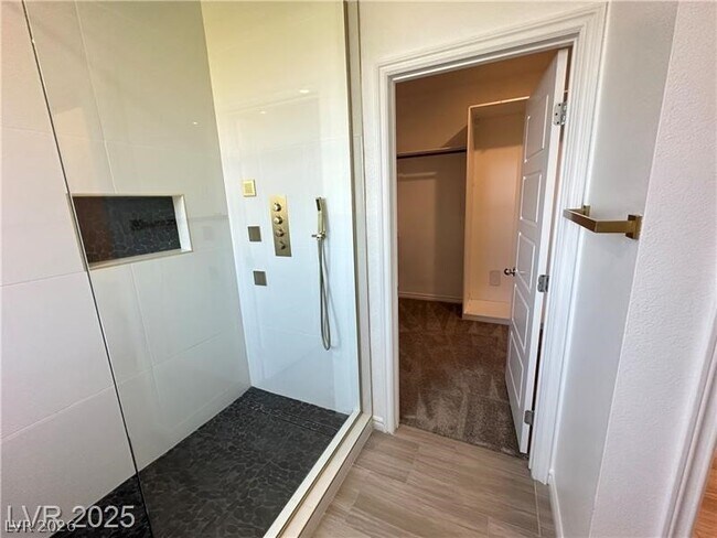 Building Photo - 9565 Camelback Crk Dr