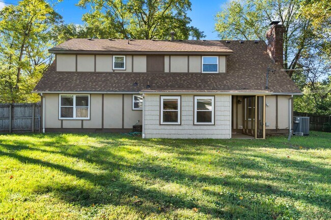 Building Photo - 3 Bedroom | 2.5 Bathroom | 2 Car Garage | Springfield MO | Fenced Back Yard | 2 Living Areas | Qu...