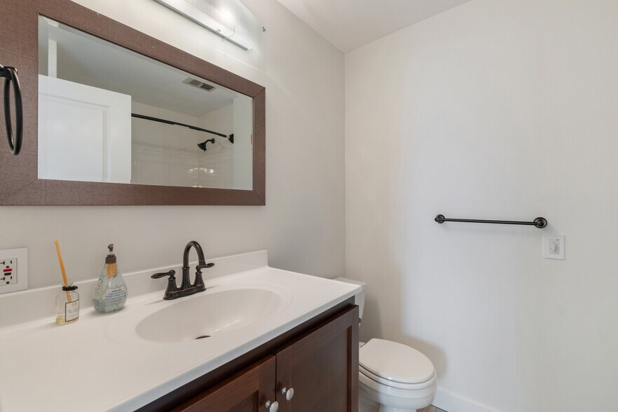 Building Photo - 639 W Lake Sammamish Pky NE