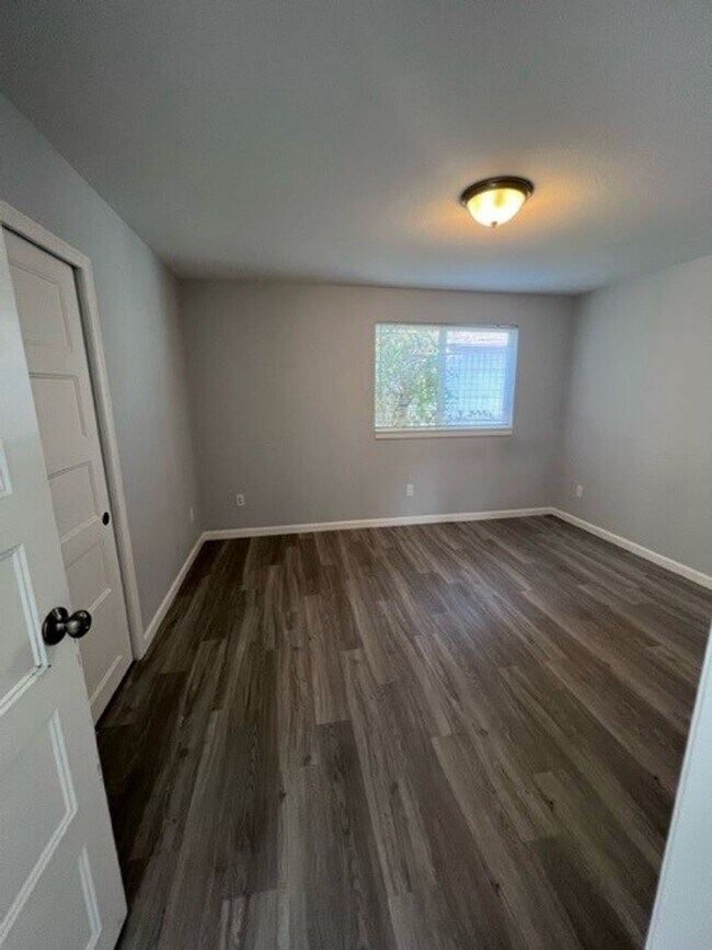 Building Photo - Beautiful Remodeled 2 Bedroom House!!