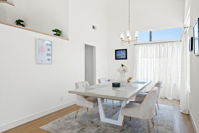 Building Photo - Luxe Spacious Home Near Parks Fully Equipped