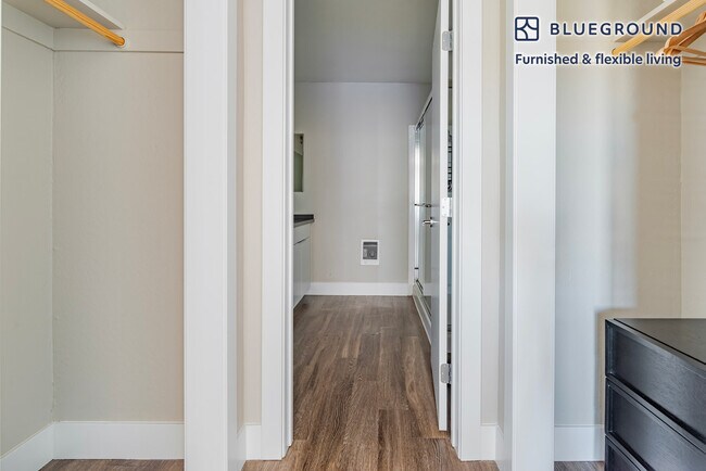 Building Photo - 950 E Hillsdale Blvd