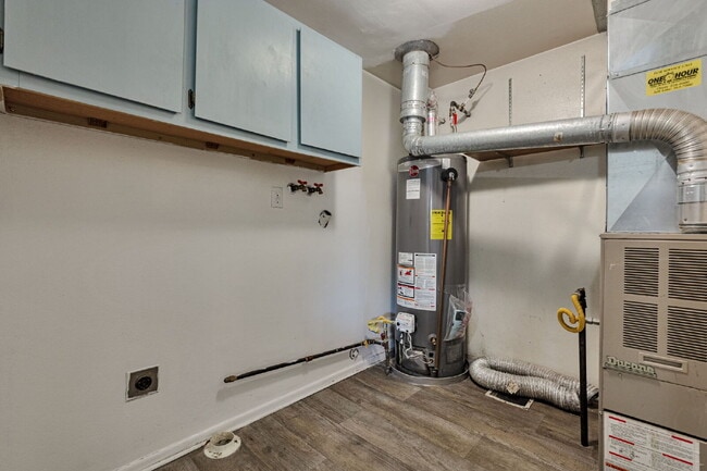 Building Photo - NEW CARPET | Charming 3 B 1.5 BA Duplex Unit in the Heart of Midvale