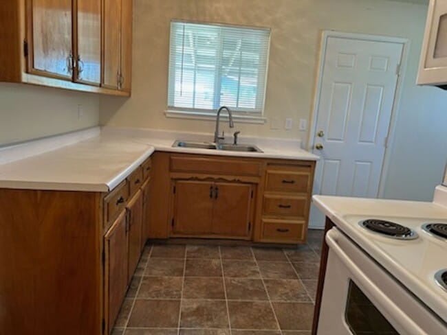 Building Photo - Single Family Home w/ Attached Garage, Lar...