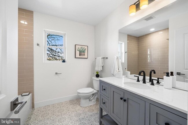 Building Photo - 703 Preston Ave