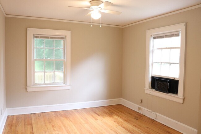 Building Photo - Charming 2-bedroom waiting to be yours !!