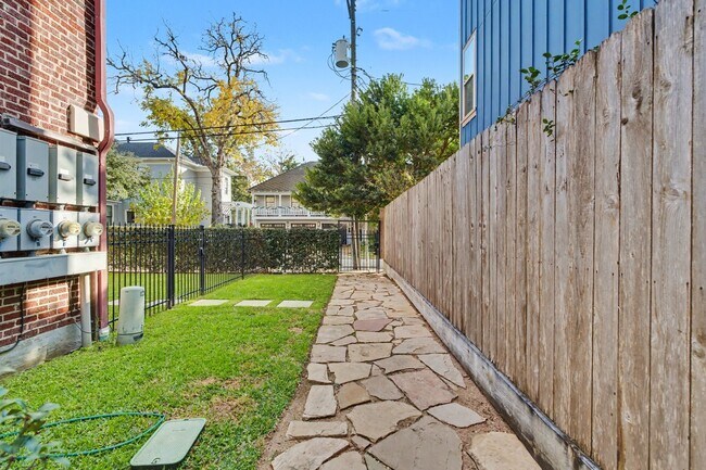 Building Photo - 215 W Norma St