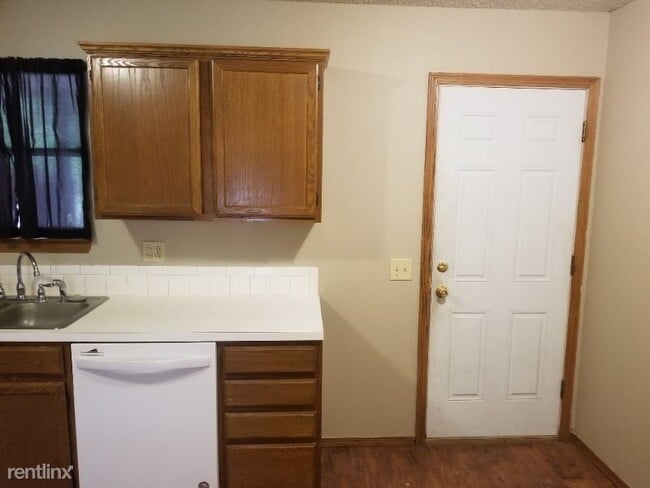 Building Photo - 2 br, 1.5 bath Townhome - 323 N. Madison