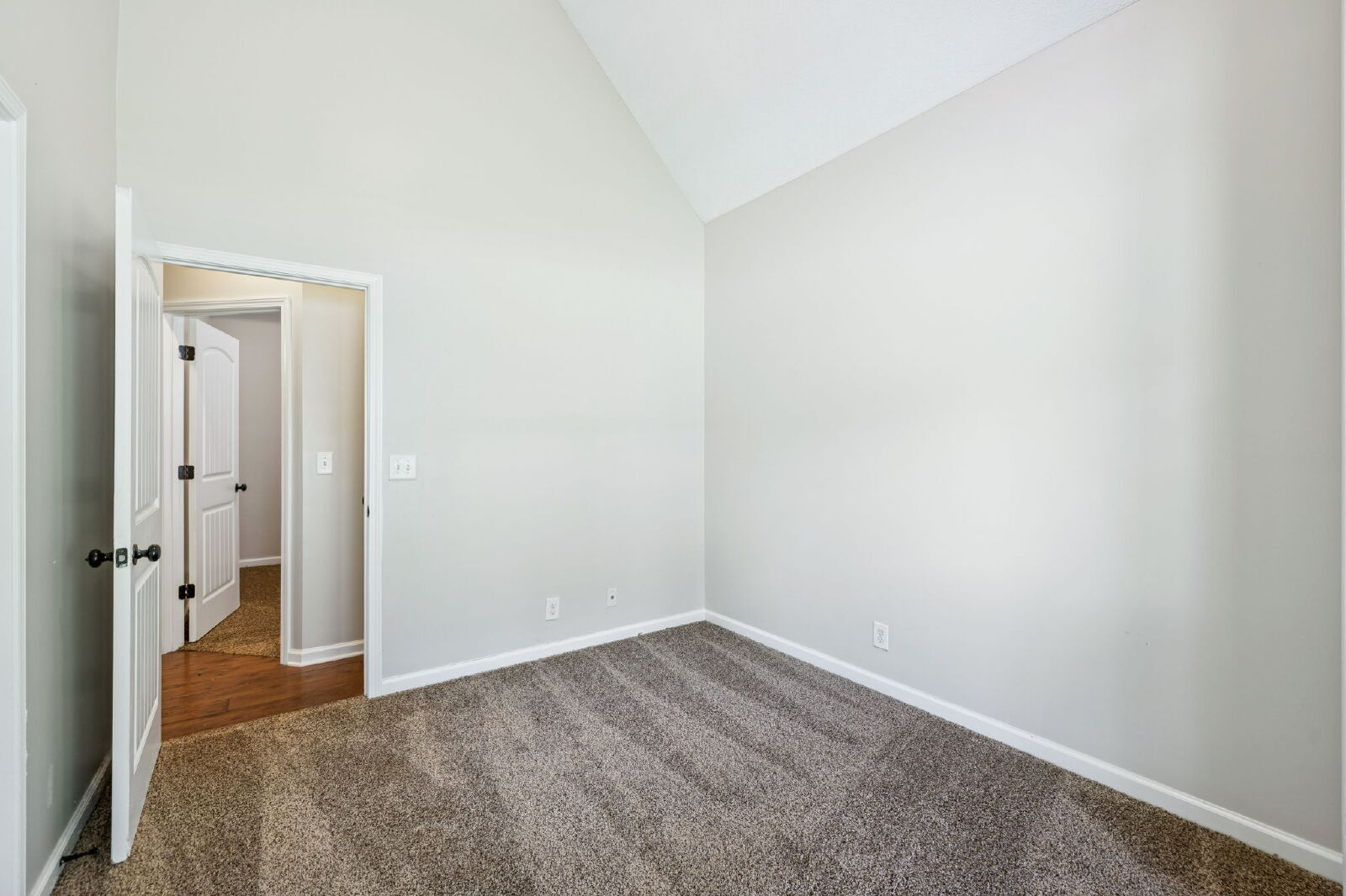 Building Photo - 634 Hidden Valley Dr