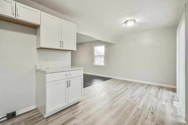 Building Photo - Check out this beautiful and spacious home.  Located in Irvington with access to Warren Twp schools.