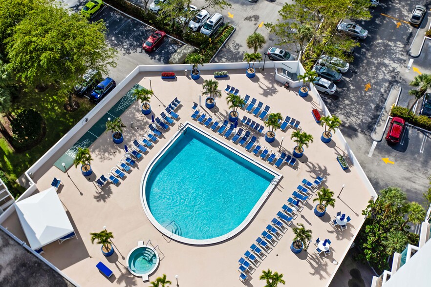 Swimming Pool - 3701 N Country Club Dr