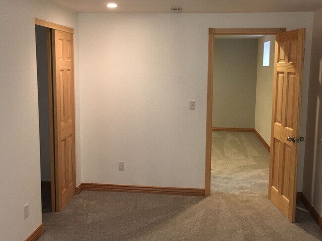 Building Photo - 4 BR, 3 FULL BATHS, Great TABLE MESA Neigh...