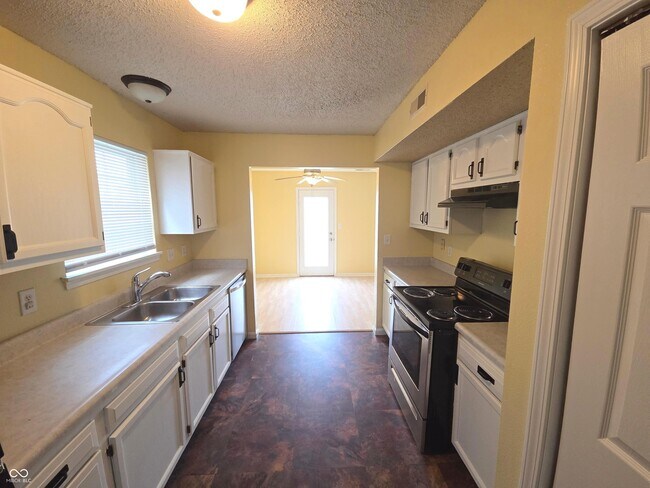 Building Photo - 4320 Village Bend Ln
