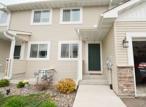 Building Photo - 3 Floor Townhome With Large Yard