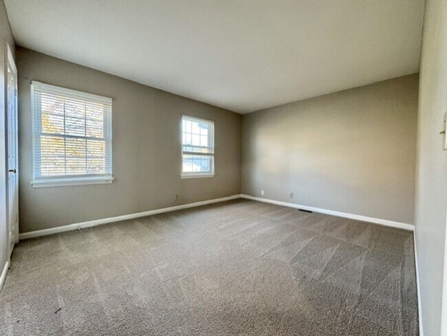 Building Photo - 2 Bed, 1.5 Bathroom Townhome with 2 Vehicle Carport