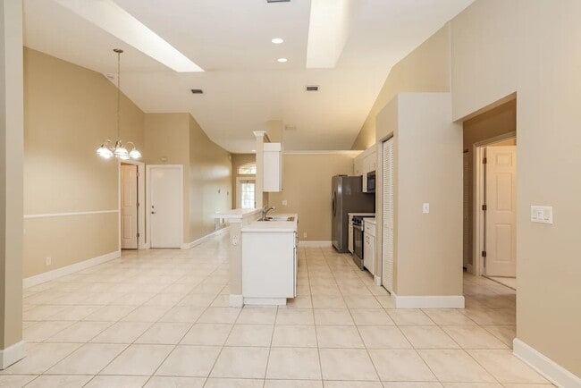 Building Photo - 6066 Ungerer St