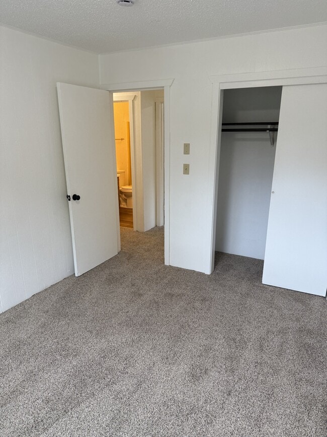 Building Photo - 100 B St