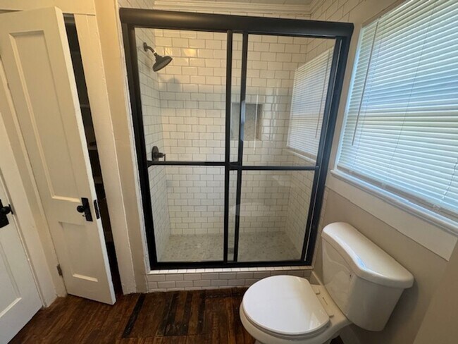 Building Photo - 505 E 5th St