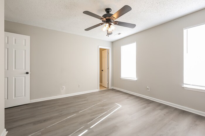 Building Photo - 408 Raspberry Ln
