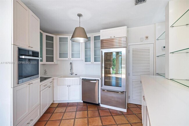 Building Photo - 2120 S Bayshore Dr