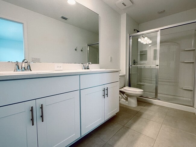 Building Photo - Beautifully maintained 3/2.5 townhome and community with pool!