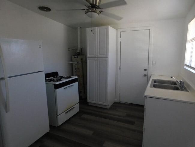 Building Photo - Cozy 2bd 1ba