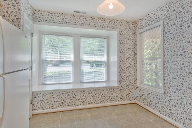 Building Photo - Charming 3-Bedroom Townhome in Sought-After Forest Lakes South!