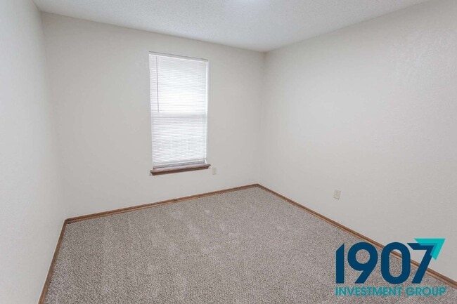 Building Photo - 2102 Briarcliff Dr