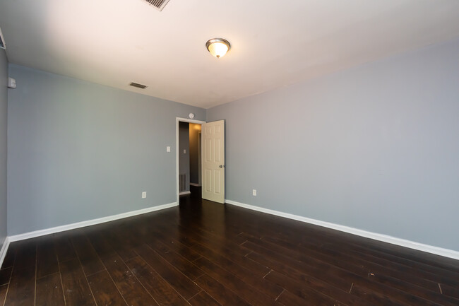 Building Photo - 4713 Belle Plaine Dr