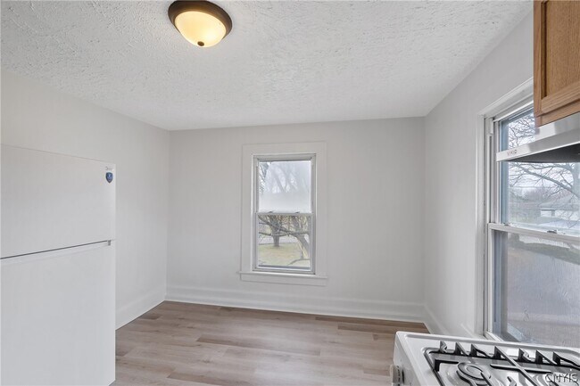 Building Photo - 409 N 6th St