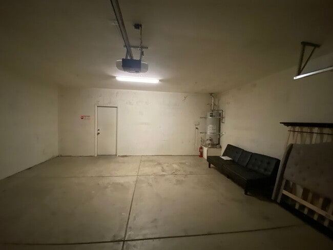 Building Photo - Affordable 3 BD 2 BA house in SE Bakersfield Near Union Ave & Berkshire Road