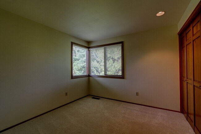 Building Photo - 5Bd/2.5Ba Bellevue Home