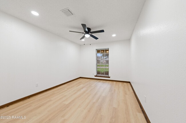 Building Photo - 102 Wisteria Dr