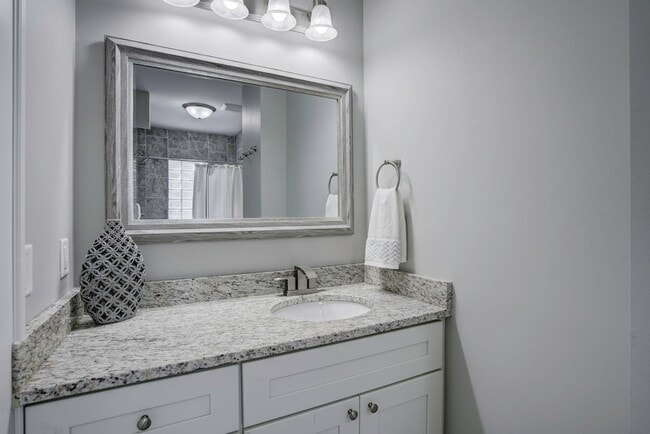 Building Photo - 2056 Summit Ave