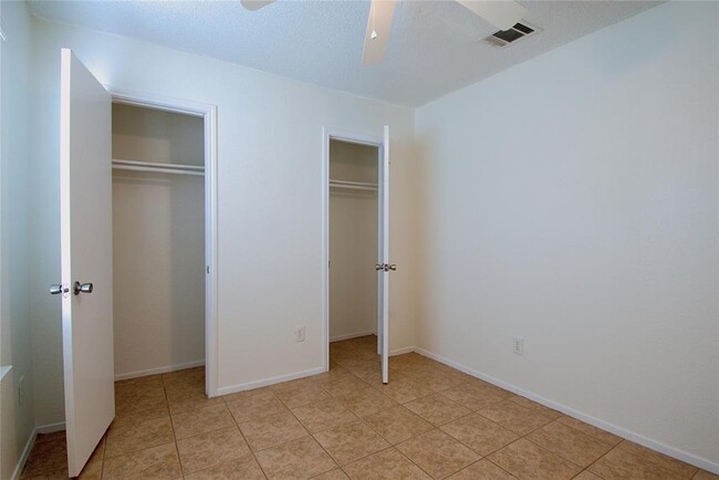 Building Photo - 12100 Lavinia Ln