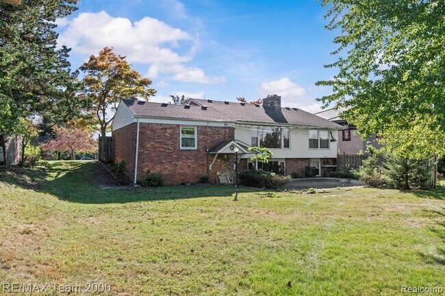 Building Photo - 25152 Fairway Dr