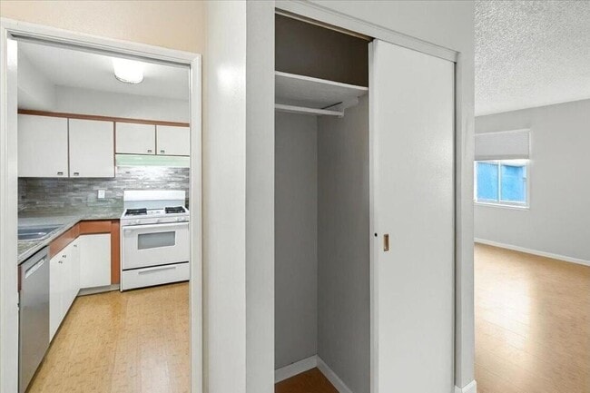 Building Photo - 709 Cypress Dr