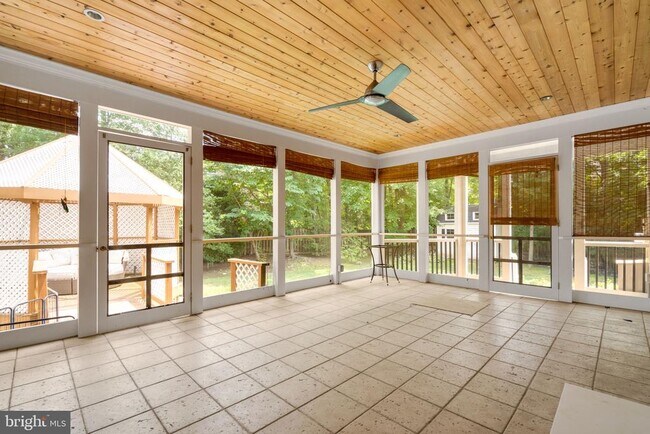 Building Photo - 1301 Daviswood Dr